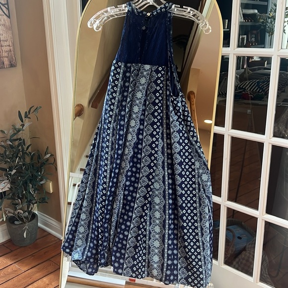 Elegant Blue Patterned Halter Dress - Picture 4 of 7